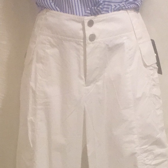 ⬇️PriceDrop⬇️🎉Host Pick🎉NWT White Bermuda shorts with band and crisscross ties - Picture 2 of 6